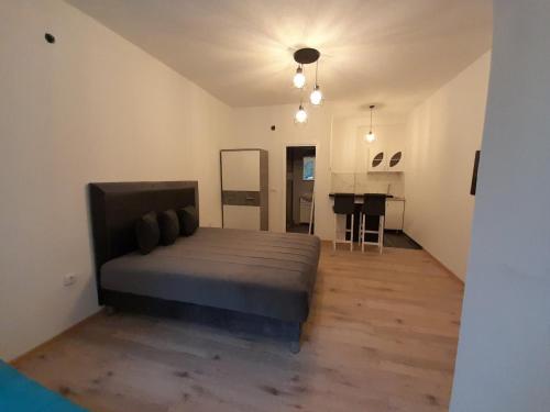 - une chambre avec un lit et une table dans l'établissement Anni, à Belgrade