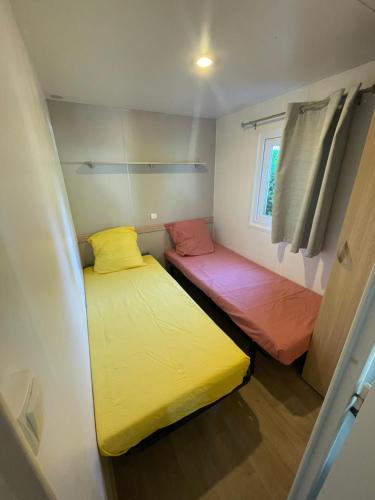 Кровать или кровати в номере Mobil-Home au pied du Luberon