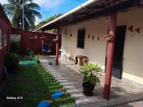podwórko domu z ogródkiem z ścieżką w obiekcie casa em salinopolis w mieście Salinópolis