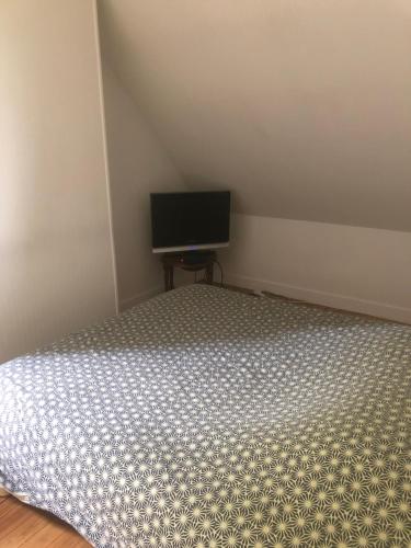 une chambre avec un lit et une télévision à écran plat dans l'établissement Chambre avec TV au calme, à Pontgouin