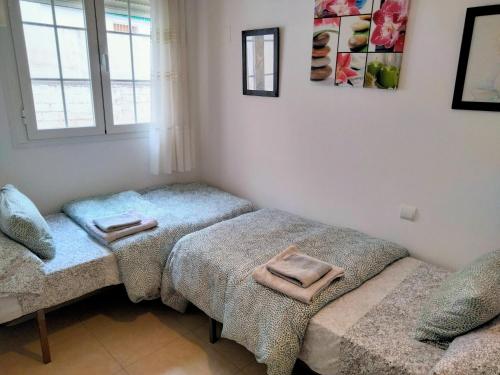 - une chambre avec 2 lits jumeaux et des serviettes dans l'établissement Apartamento grande centrico, à Antequera
