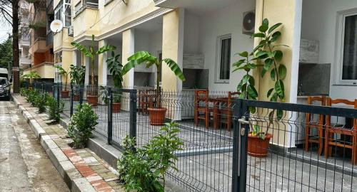 une clôture devant un bâtiment avec des plantes dans l'établissement Oasis The Villa, à Durrës