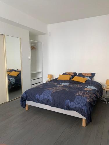 une chambre avec un lit et un grand miroir dans l'établissement Location 2 pers centre historique de quimper, à Quimper