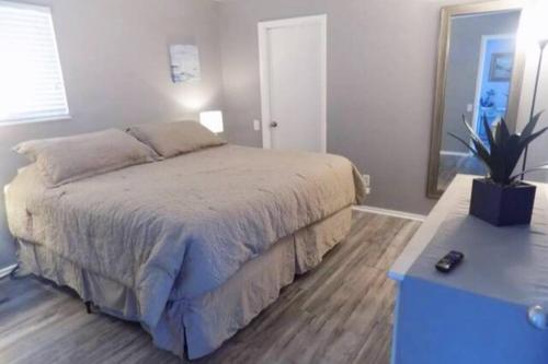 1 dormitorio con cama, mesa y espejo en Captain's Quarters Riverfront #1, en Nashville