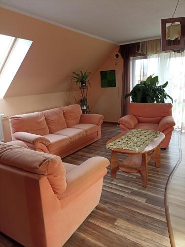 - un salon avec un canapé et une table dans l'établissement ELEKTRA, à Stare Bielice