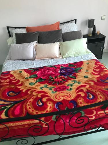 Una cama con una manta colorida. en Villa Leprevost, en Béziers