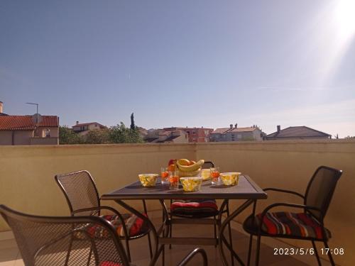 Sunny apartment by the sea