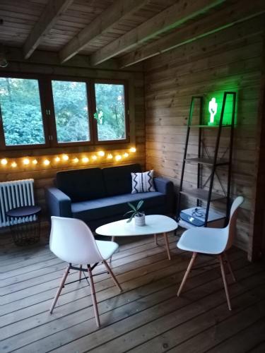 un salon avec un canapé, une table et des chaises dans l'établissement L'ETAPE PARIS-FONTAINEBLEAU, à Pringy