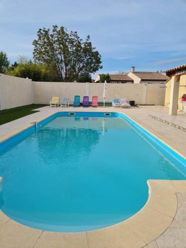 une grande piscine bleue dans une cour dans l'établissement Appartement 53 m² - PIGNANS au coeur du var, à Pignans
