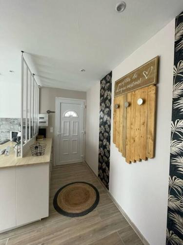 Cette chambre comprend une cuisine avec un comptoir et une porte. dans l'établissement Appartement 53 m² - PIGNANS au coeur du var, à Pignans