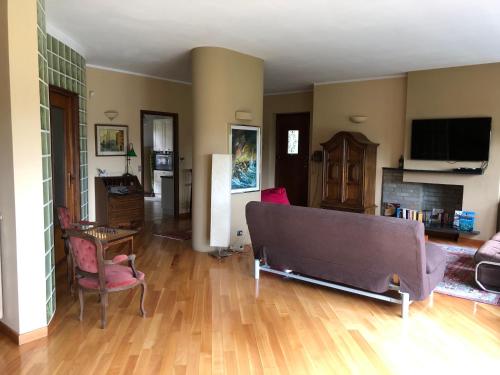 a living room with a couch and a fireplace at Villa Roberta in Fiano