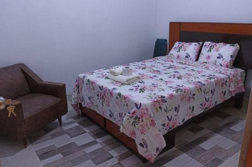 - une chambre avec un lit, une table et une chaise dans l'établissement CASA TALLÁN 2 habitaciones wifi Cocina baño privado Jr Junin 263 barrio norte Piura, à Piura