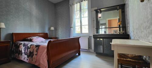 um quarto com uma cama e um espelho em Cottage Le Home Plage 8pers em Varaville