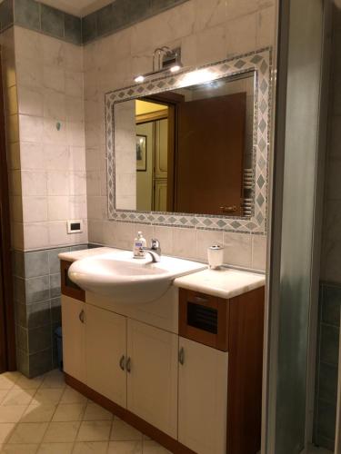 y baño con lavabo y espejo. en CASA CARLOTTA Casa Vacanze, en Arezzo