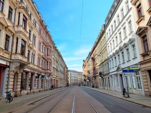 an empty street in a city with buildings at Bis 6 Personen - 5 Min zur Elbe, Helle Geräumige 2-Raum-Whg, Neustadt, Top Lage in Dresden