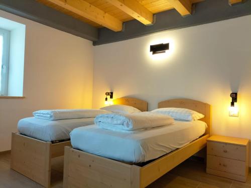 two beds sitting next to each other in a room at Cà Soldati in Campi
