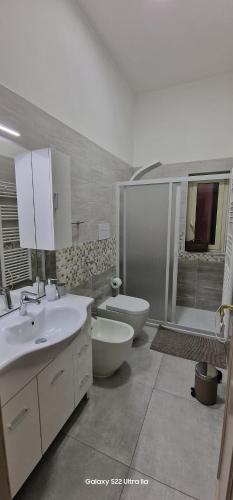łazienka z 2 umywalkami, toaletą i prysznicem w obiekcie Fraily w mieście Castellabate