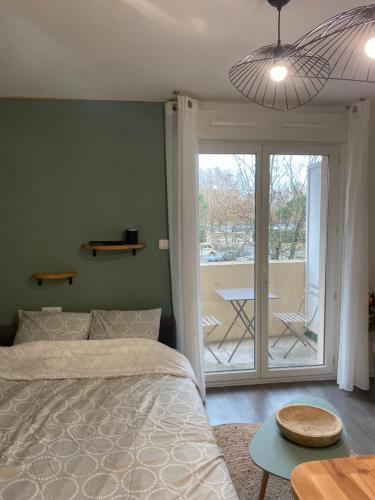 Postel nebo postele na pokoji v ubytování Appartement au calme Bordeaux - Parking Privé- Balcon - Proche Tram- Wifi et Netflix