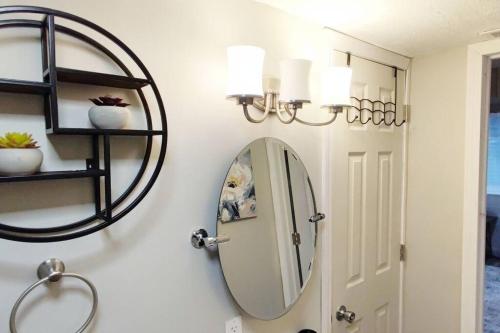uma casa de banho com um espelho na parede em Spacious Suite Close to Downtown Indy/ King Bed em Indianápolis