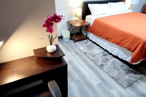 Spacious Suite Close to Downtown Indy/ King Bed tesisinde bir odada yatak veya yataklar