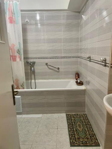 a bathroom with a bath tub and a sink at STAR APPARTEMENT GAUTHIER in Casablanca