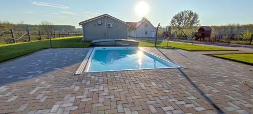 Бассейн в Village Garden Family Guest House или поблизости