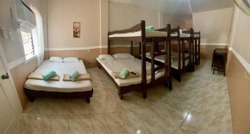 Una cama o camas en una habitación de Das Traum Guest Haus Siquijor