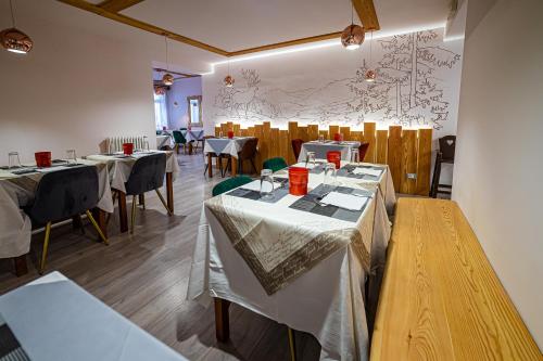 Reštaurácia alebo iné gastronomické zariadenie v ubytovaní Chalet Margoni