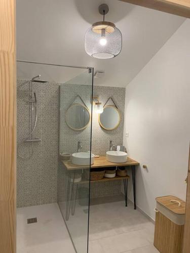 La salle de bains est pourvue de 2 lavabos, d'une douche et de 2 miroirs. dans l'établissement Les figuiers de Jeanne, à Castelculier