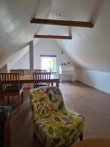 uma sala de estar com um sofá e uma mesa em Lgh centralt i Ystad em Ystad