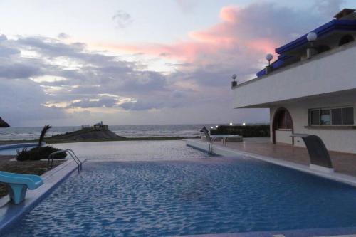 - une piscine avec l'océan en arrière-plan dans l'établissement Appartement avec magnifique piscine face à la mer, à Minaret de Mansuria