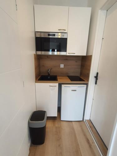 Η κουζίνα ή μικρή κουζίνα στο Studio calme dans villa habitée, parking privé et gratuit