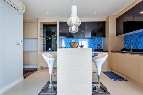 Televisyen dan/atau pusat hiburan di Pattaya Seaview l Grande Carribean l Guest Friendly