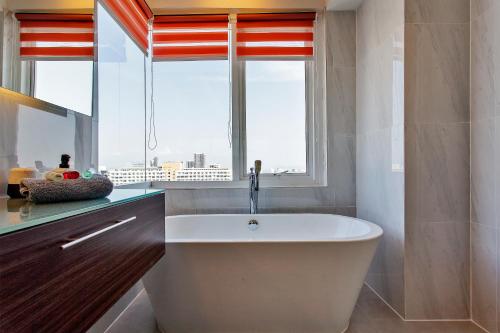 Gambar di galeri bagi Pattaya Seaview l Grande Carribean l Guest Friendly di Pattaya South