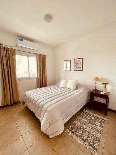 1 cama grande en un dormitorio con ventana en Alojamiento corrientes en Corrientes