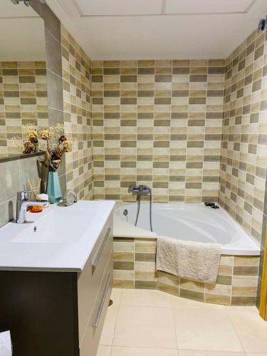 a bathroom with two sinks and a bath tub at Apartamento Pàmpol in Lliber