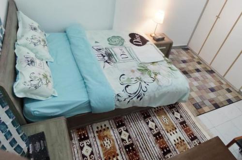 阿布達比的住宿－SMD Comfy Apartments，一张带蓝色床单和枕头的床