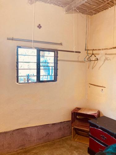 an empty room with a window and a table at Estación de sueños Casa de Silvia in San Rafael de las Torres