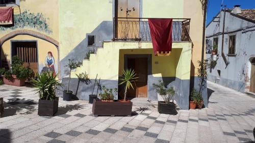 a courtyard with potted plants in front of a building at Palazzo Finzi Carriero in Campomarino