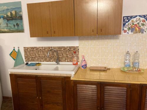 una cucina con lavandino e piano di lavoro di Casa Relax perfetta per amici a 4 zampe a Marinella di Selinunte