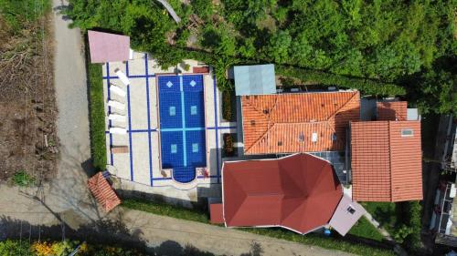 Bangunan di mana terletaknya rumah tamu ini