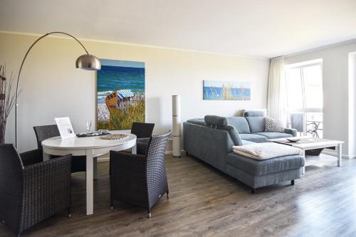 a living room with a couch and a table at Meerblick Kalifornien in Kalifornien