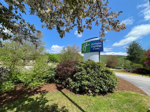 a sign for the entrance to a hyundai dealership at Holiday Inn Express & Suites - Lincoln East - White Mountains by IHG in Lincoln