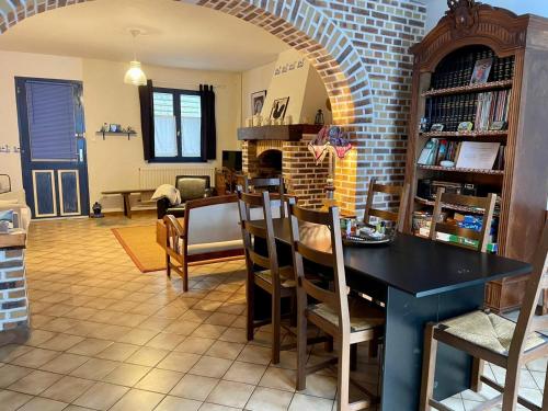 un salon avec une table et des chaises dans l'établissement Maison de pêcheur classée 3 étoiles, à Saint-Valery-sur-Somme