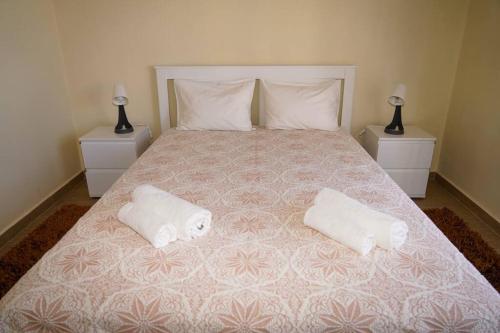 - une chambre avec un grand lit et 2 oreillers dans l'établissement Apartamento T3, à Faro