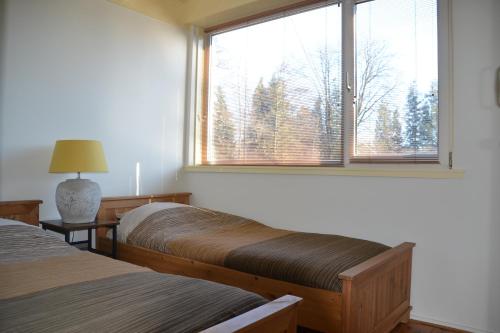 sypialnia z 2 łóżkami i oknem w obiekcie Vakantie Accommodatie Egelantier w mieście Dwingeloo