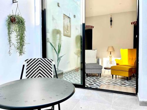 a living room with a table and a chair at Casa Mediterranea- Les mil i una nits in Valencia