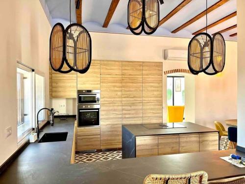 eine Küche mit zwei Kronleuchtern, die von der Decke hängen in der Unterkunft Casa Mediterranea- Les mil i una nits in Valencia