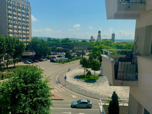 vistas a una calle de la ciudad con coches en la carretera en Apartament Carolina Parc en Alba Iulia