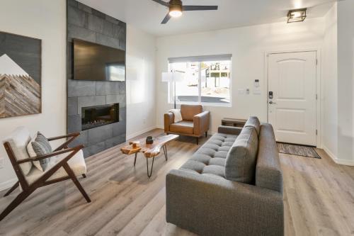 uma sala de estar com um sofá e uma lareira em FLG Retreat em Flagstaff